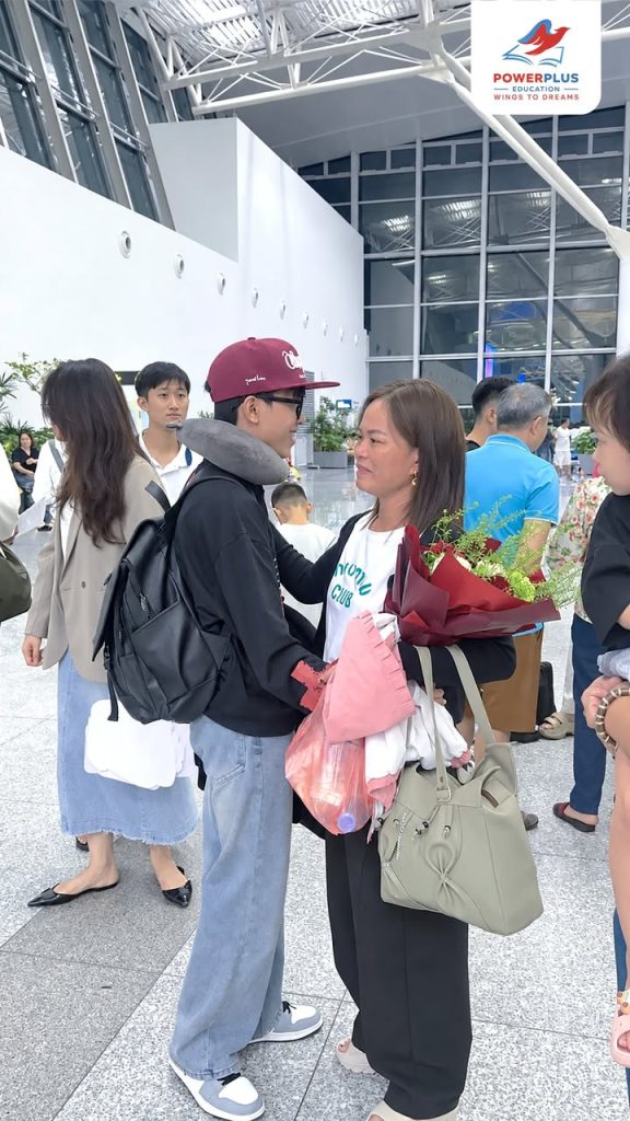 Hoàng Ngọc Minh Châu và Nguyễn Thị Thúy trong ngày khởi hành sang Đức