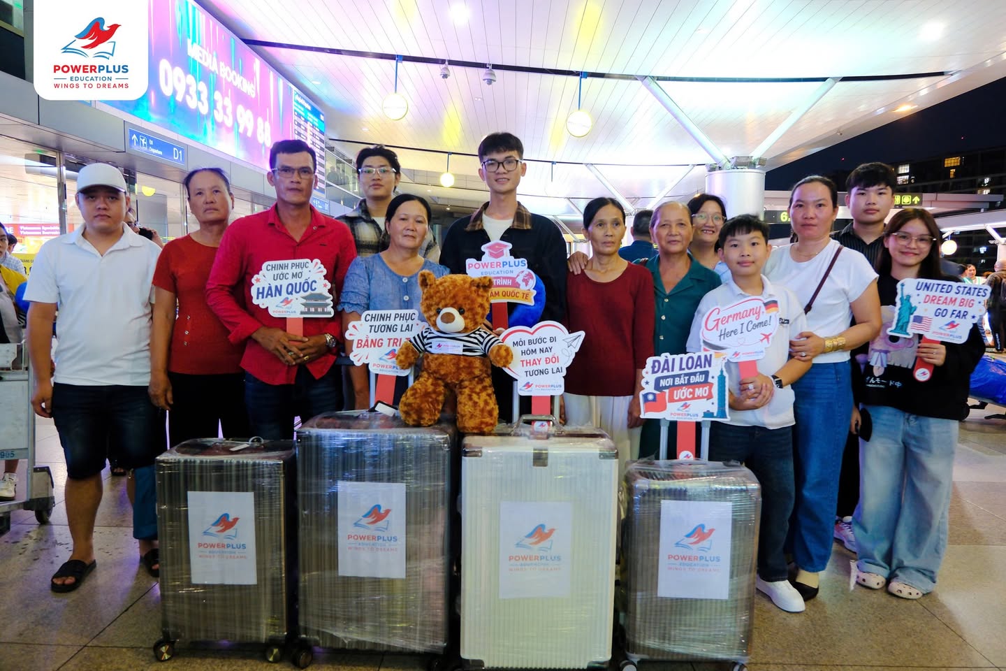 Khoảnh khắc tiễn bay đầy cảm xúc tại sân bay