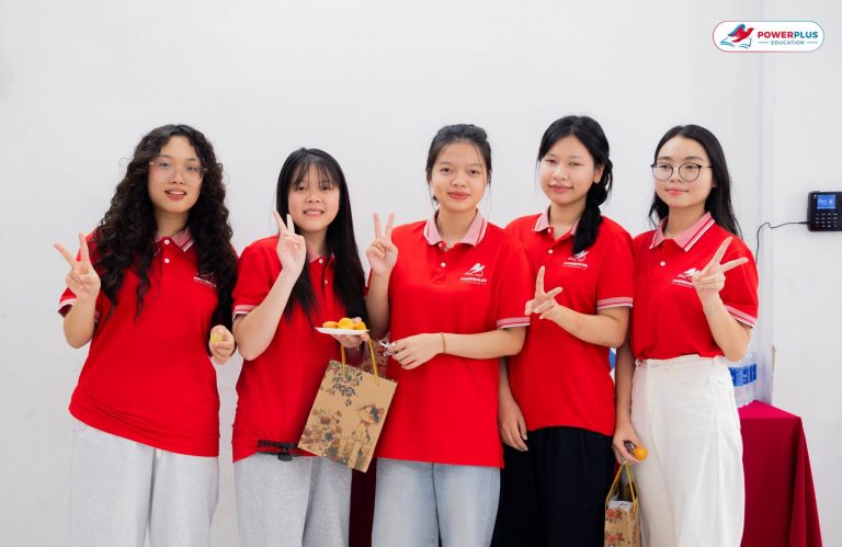 Các học viên PowerPlus rạng rỡ lưu lại kỷ niệm trong buổi khai giảng tại Đà Nẵng.