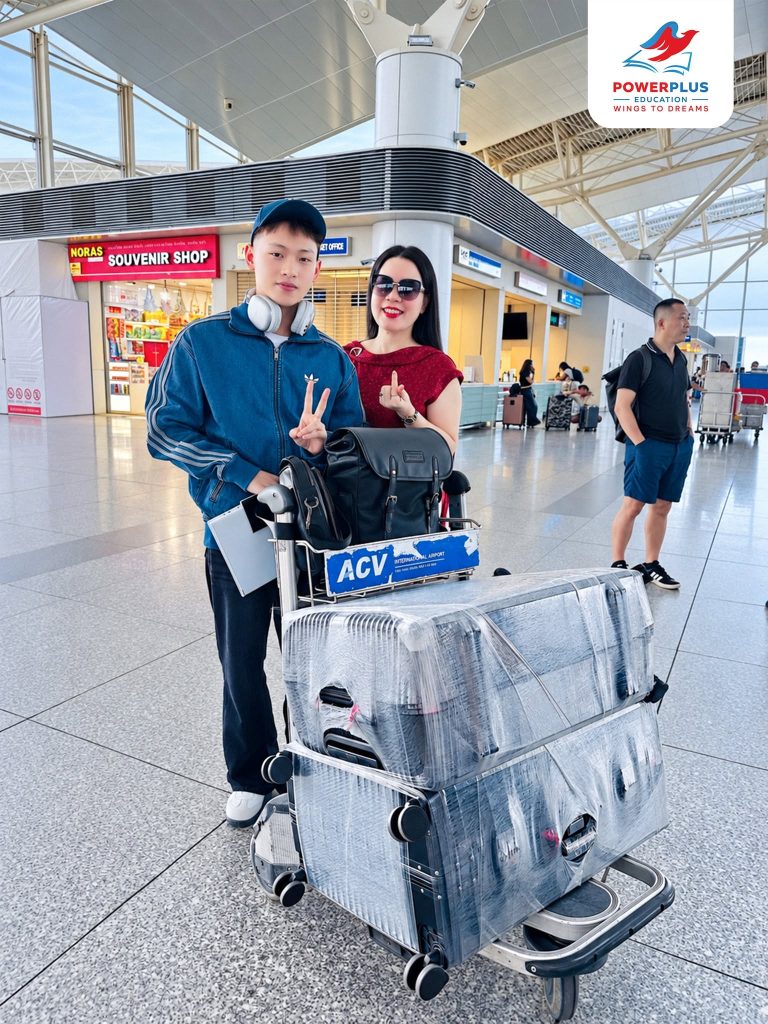 Phạm Đình Tùng cùng cô Nguyễn Quỳnh Hoa trước giờ khởi hành sang Đức