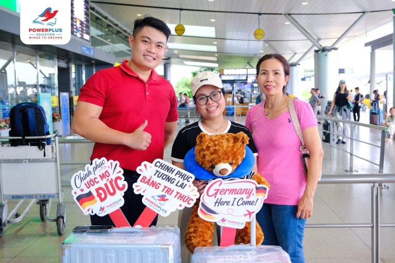Thầy Trần Nguyễn Minh Trí cùng học viên Huỳnh Khả Dân và gia đình tại sân bay Tân Sơn Nhất