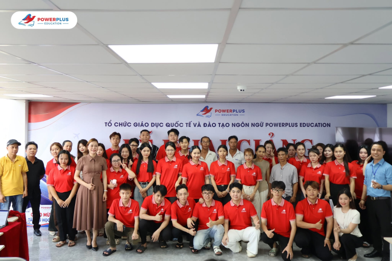 Tập thể học viên, phụ huynh và đội ngũ PowerPlus chụp hình tại lễ khai giảng Hà Nội ngày 27/06/2026