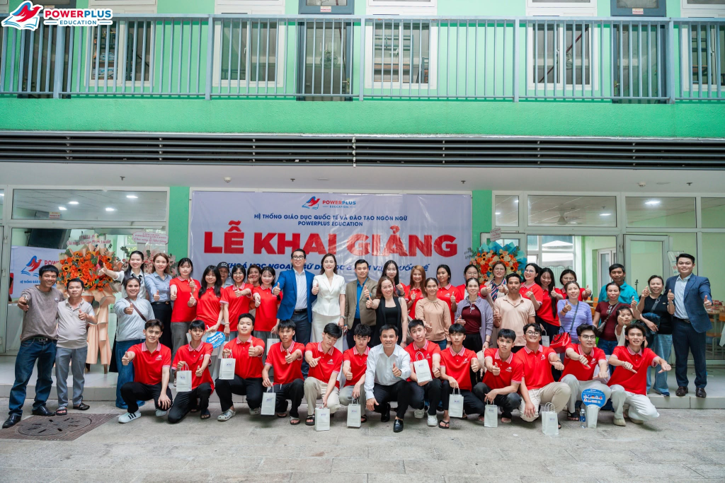 Tổng Giám Đốc PowerPlus - Trần Thị Mai Hiền cùng học viên, phụ huynh và đội ngũ tại lễ khai giảng TP. HCM ngày 10/07/2026