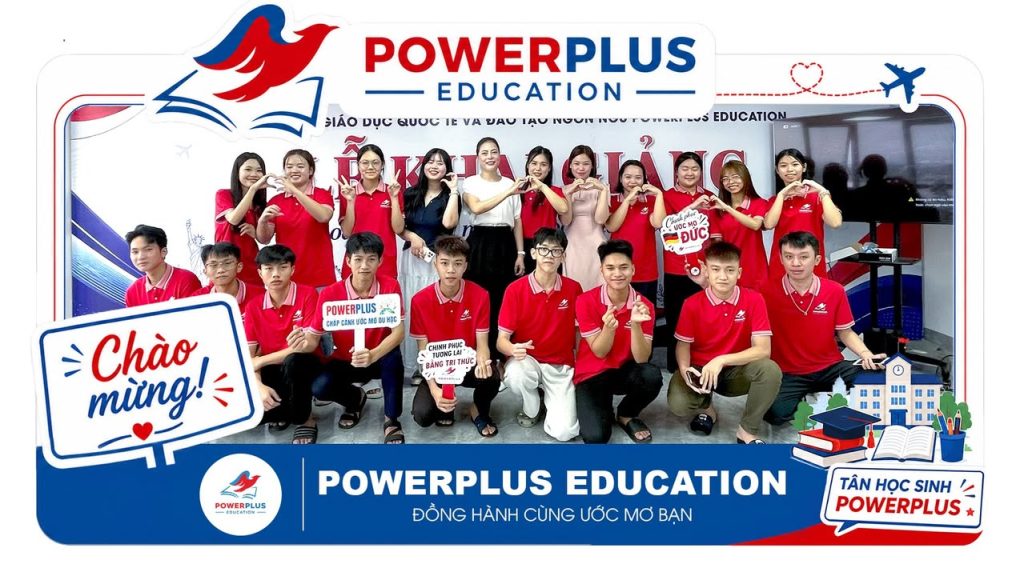 Tổng Giám Đốc PowerPlus - Trần Thị Mai Hiền chụp hình cùng học viên PowerPlus