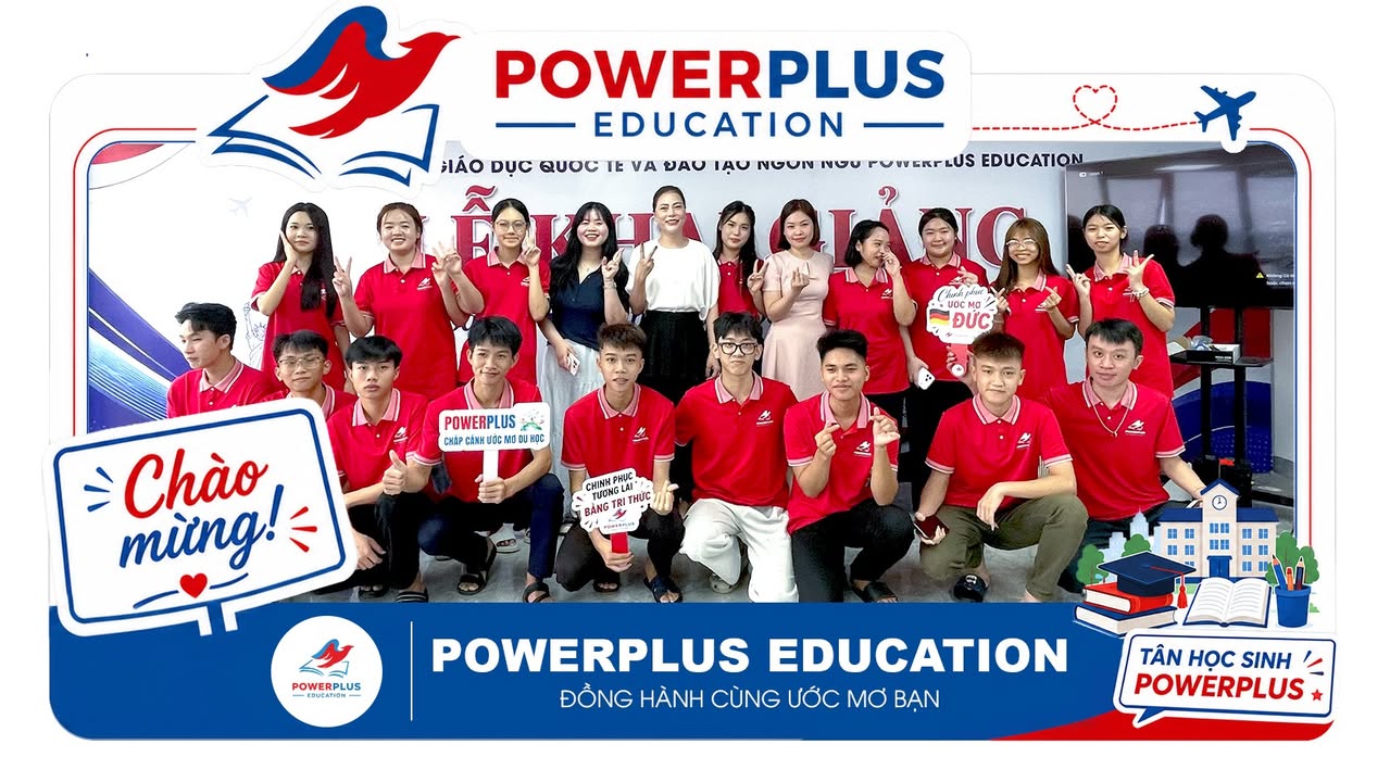Tập thể học viên và đội ngũ PowerPlus Hà Nội tại lễ khai giảng