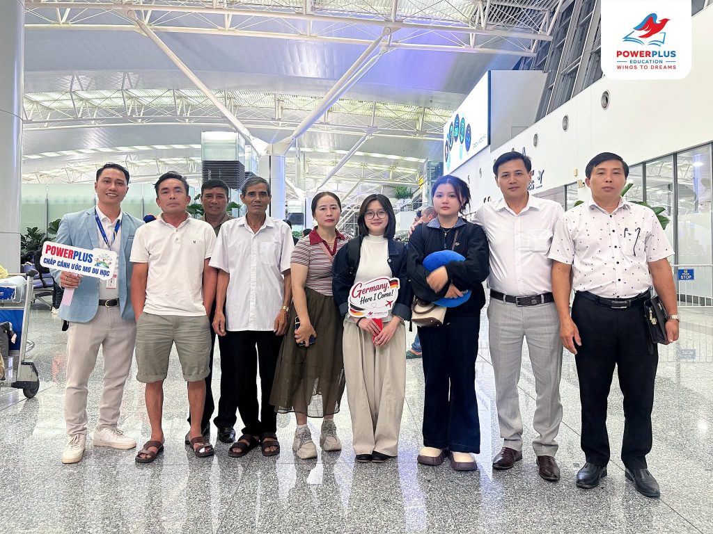 Nguyễn Thị Thư cùng những người đến tiễn tại sân bay trước hành trình sang Đức học ngành Trợ lý nha khoa