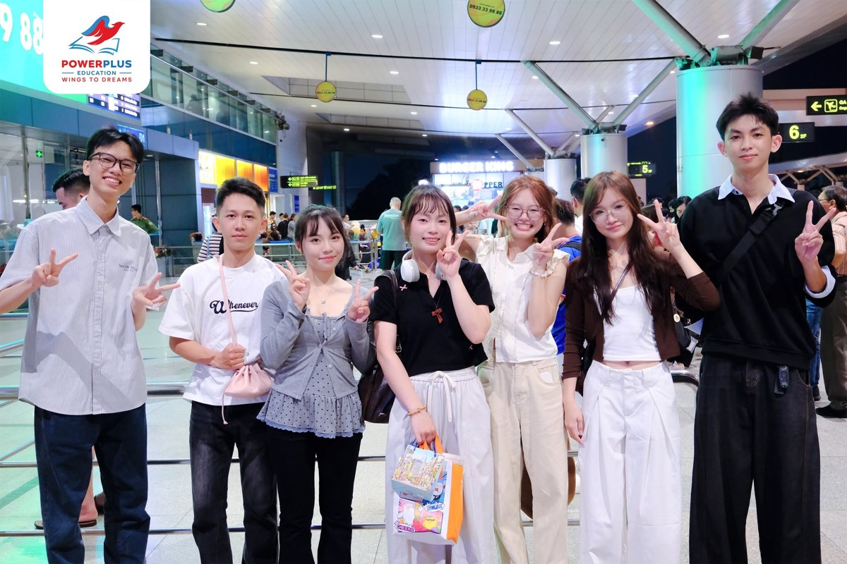 Lê Thị Yến Nhi cùng những người đến tiễn tại sân bay