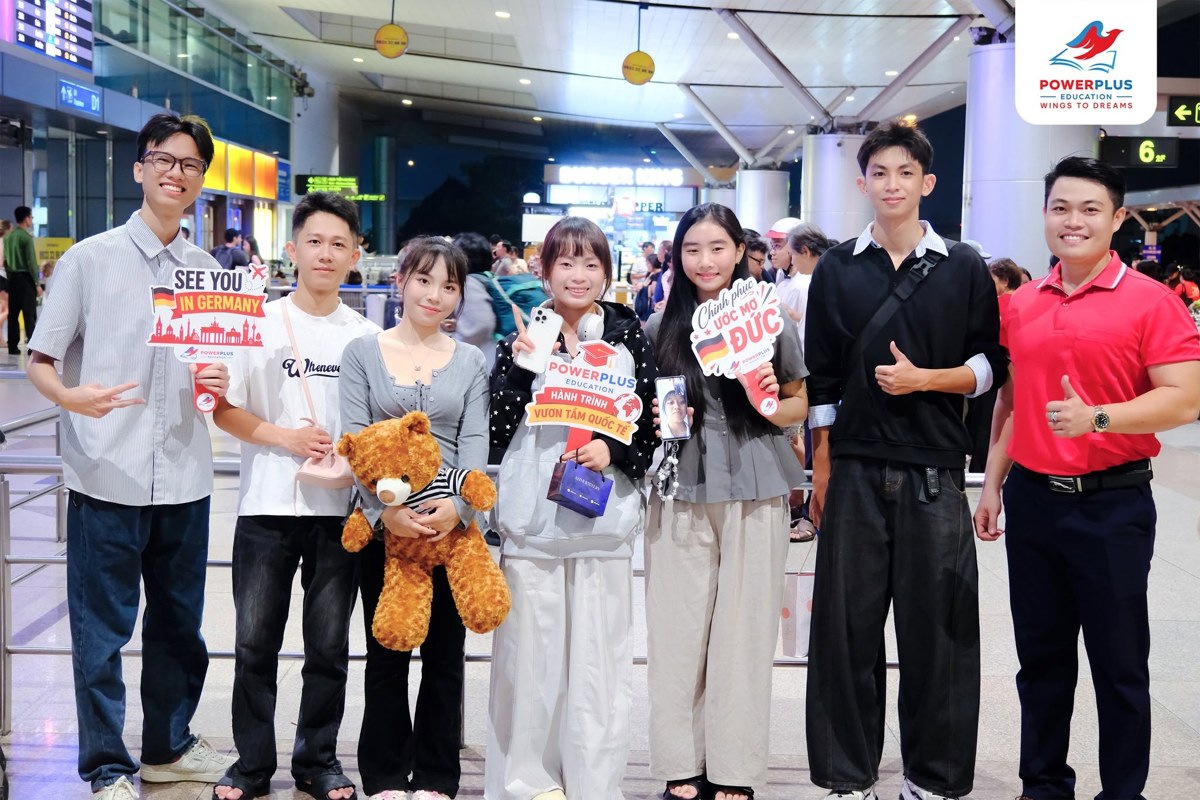 Ảnh tập thể tiễn Lê Thị Yến Nhi sang Đức học ngành Bán hàng