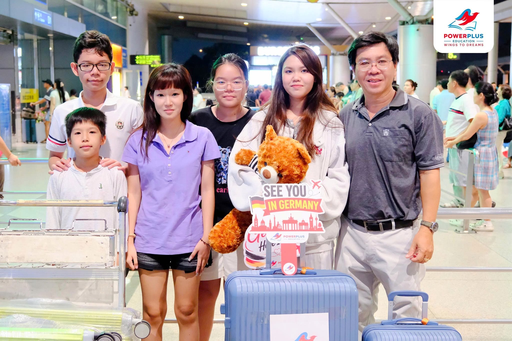 Ảnh gia đình tại buổi tiễn bay Minh Trang và Mỹ Uyên ở TP.HCM