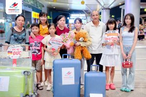 Gia đình và người thân trong buổi tiễn Minh Trang, Mỹ Uyên sang Đức ngày 22/10/2026