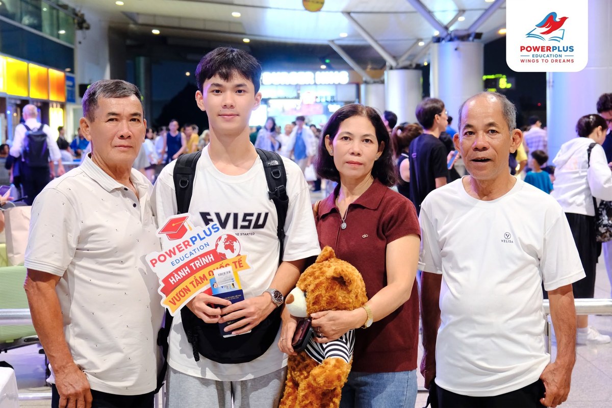 Nguyễn Lê Văn bên người thân tại Tân Sơn Nhất trước chuyến bay sang Đức