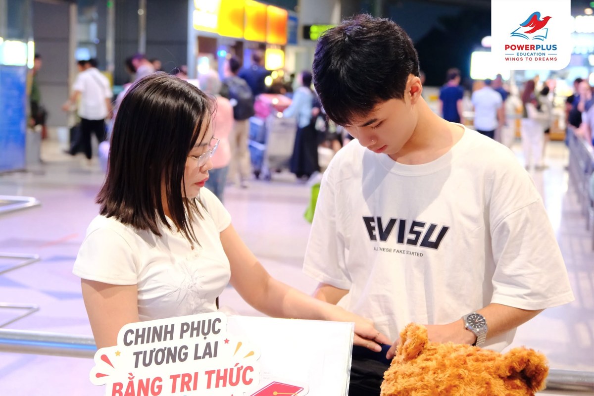 Khoảnh khắc Nguyễn Lê Văn chuẩn bị trước giờ bay tại Tân Sơn Nhất
