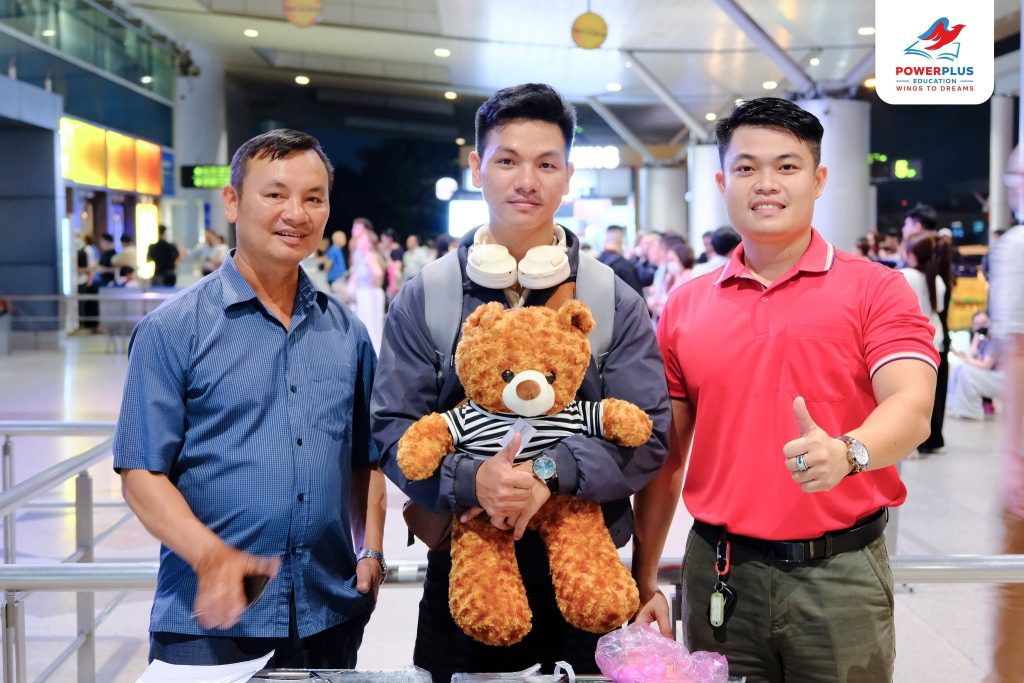 Trần Bá Phi chụp ảnh tiễn bay cùng hai người đồng hành tại sân bay trước hành trình sang Đức
